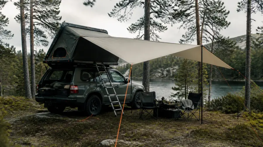 Tarp spänd från taktältet som regn- och solskydd