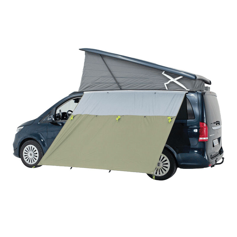 Outwell Hillcrest Tarp neddragen som sol- och regnskydd intill en bil