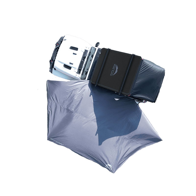 Wild Land Universal Tarp uppställd som ett öppet skuggtak vid campingplats